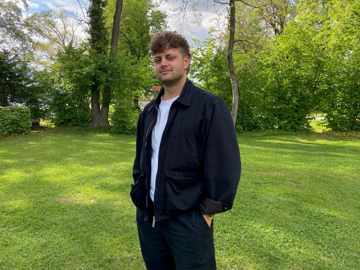 Timo Meier steht am Steg von Greifensee.